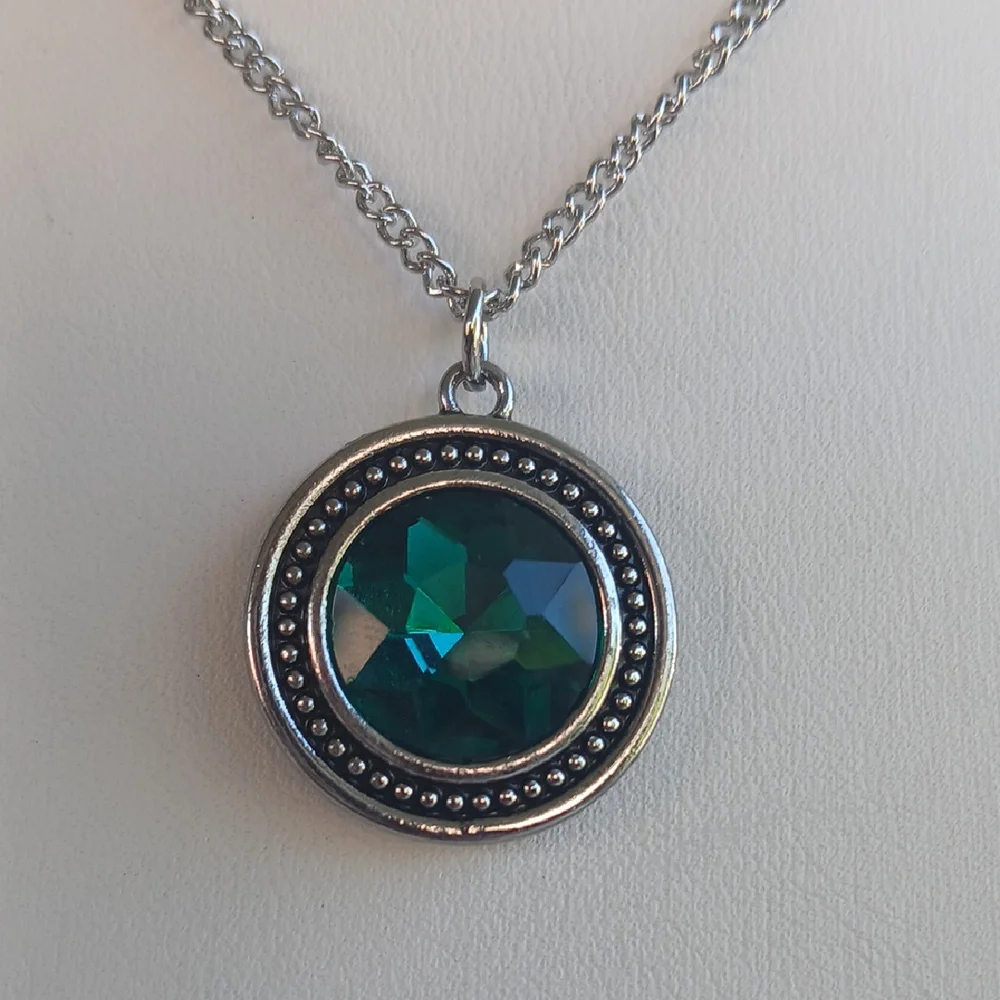 Paparazzi Silver Green Necklace with Elegant Pendant - Picture 4 of 6